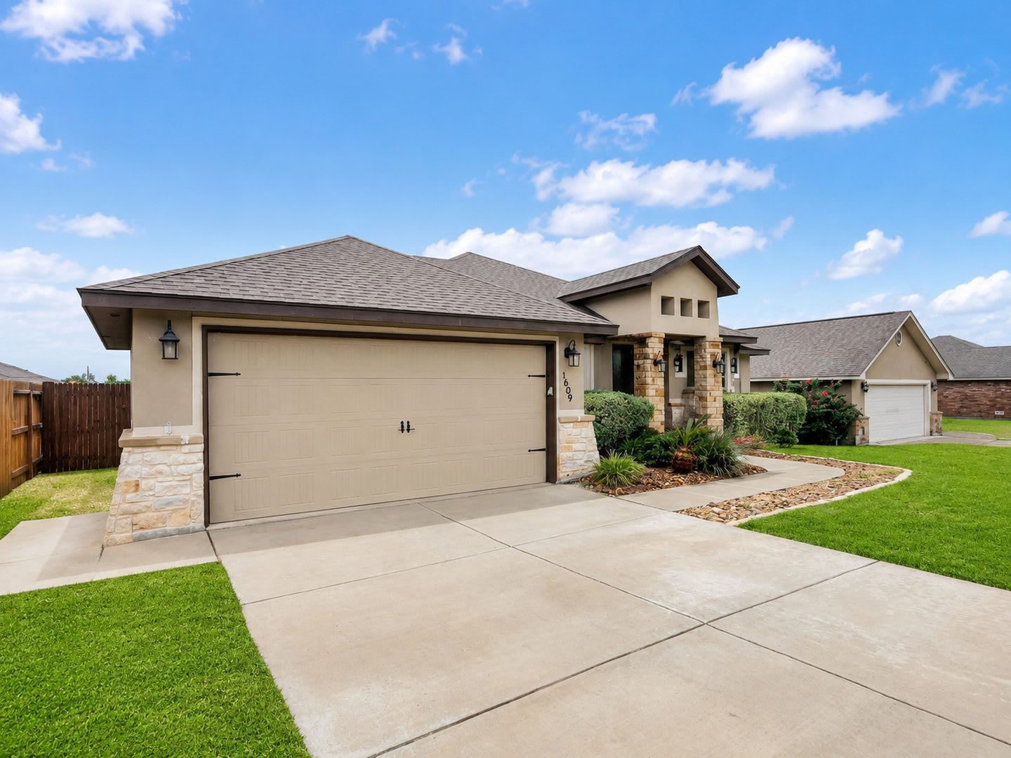 GORGEOUS 4 BEDROOM CUSTOM HOME FOR LEASE W/ TONS OF UPGRADES IN NEW BRAUNFELS, TX – photo 2