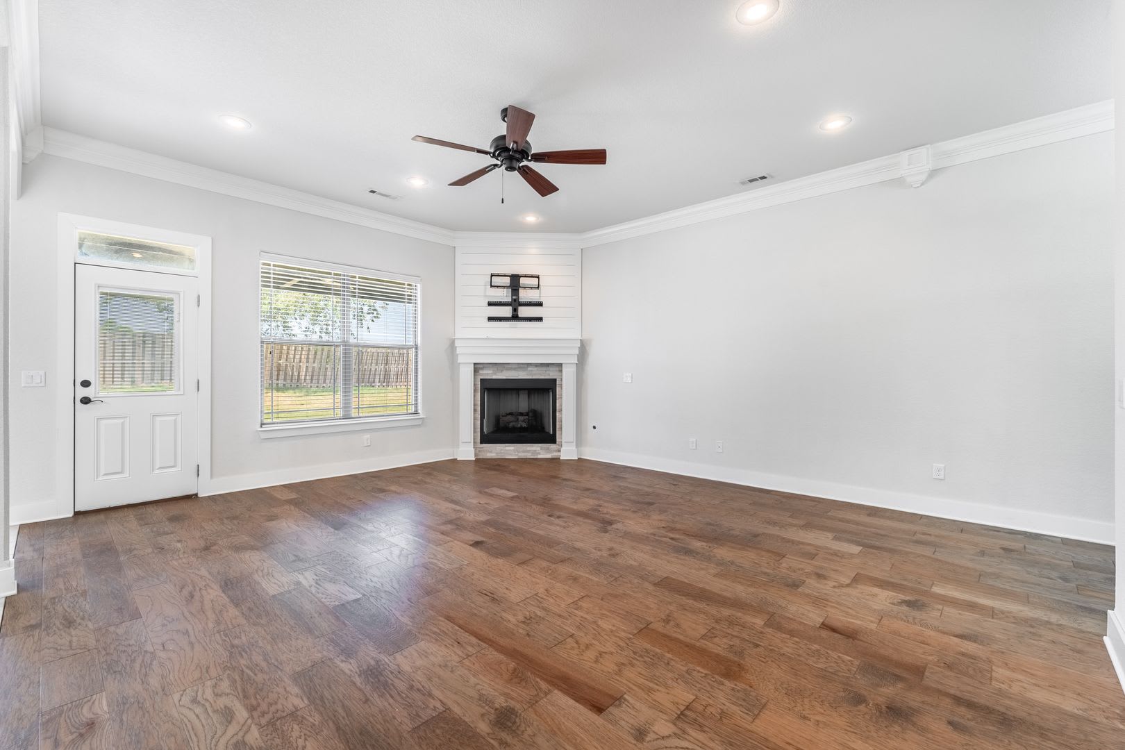 Luxury Living in Bentonville: Modern 4 Bed, 3 Bath Home with Fenced Yard – photo 4