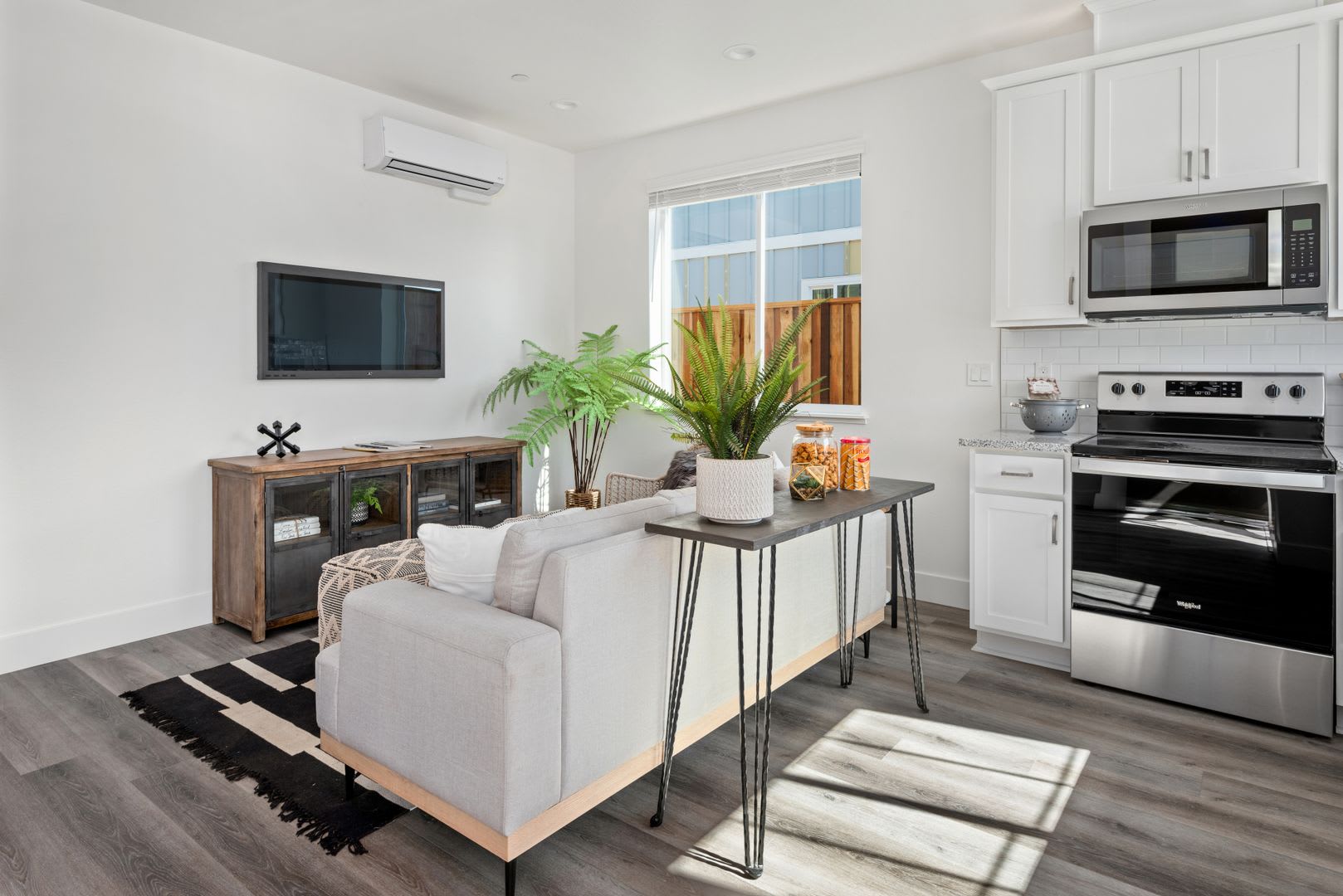 Welcome Home to this 2 bed 1 bath upper unit with side back yard – photo 4