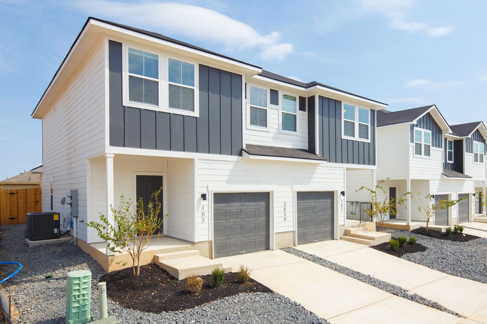 4 Week Free Move-In Special! Well-Maintained Townhome w/ Open Layout & Great Accessibility – photo 1