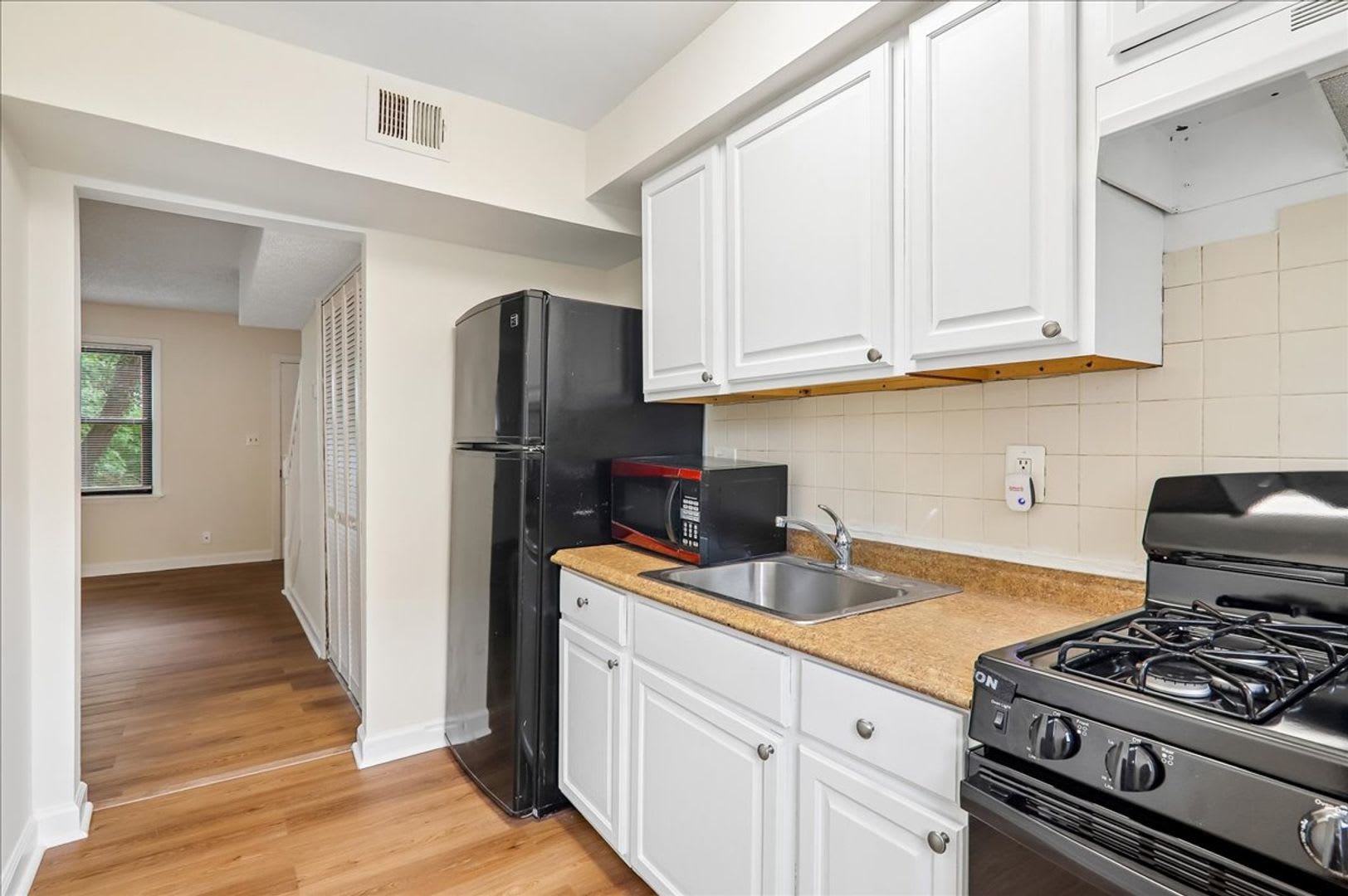 Lovely 3-Bedroom 1 bath End Unit townhome in Deanwood – photo 3