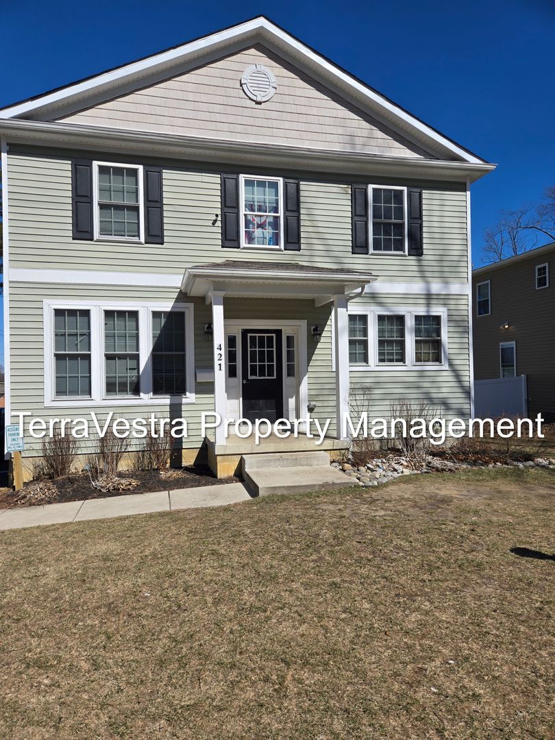 Now Showing for 2026-2027 school year 6/1 move in 10 Bedroom 4.5 Bath College rental – photo 1