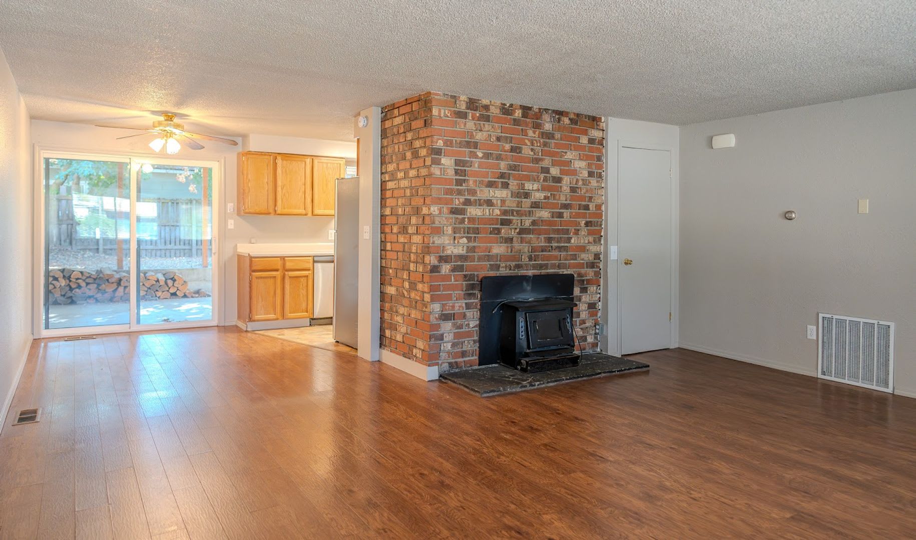 Spacious 3 bedroom Duplex in the heart of CDA! – photo 5
