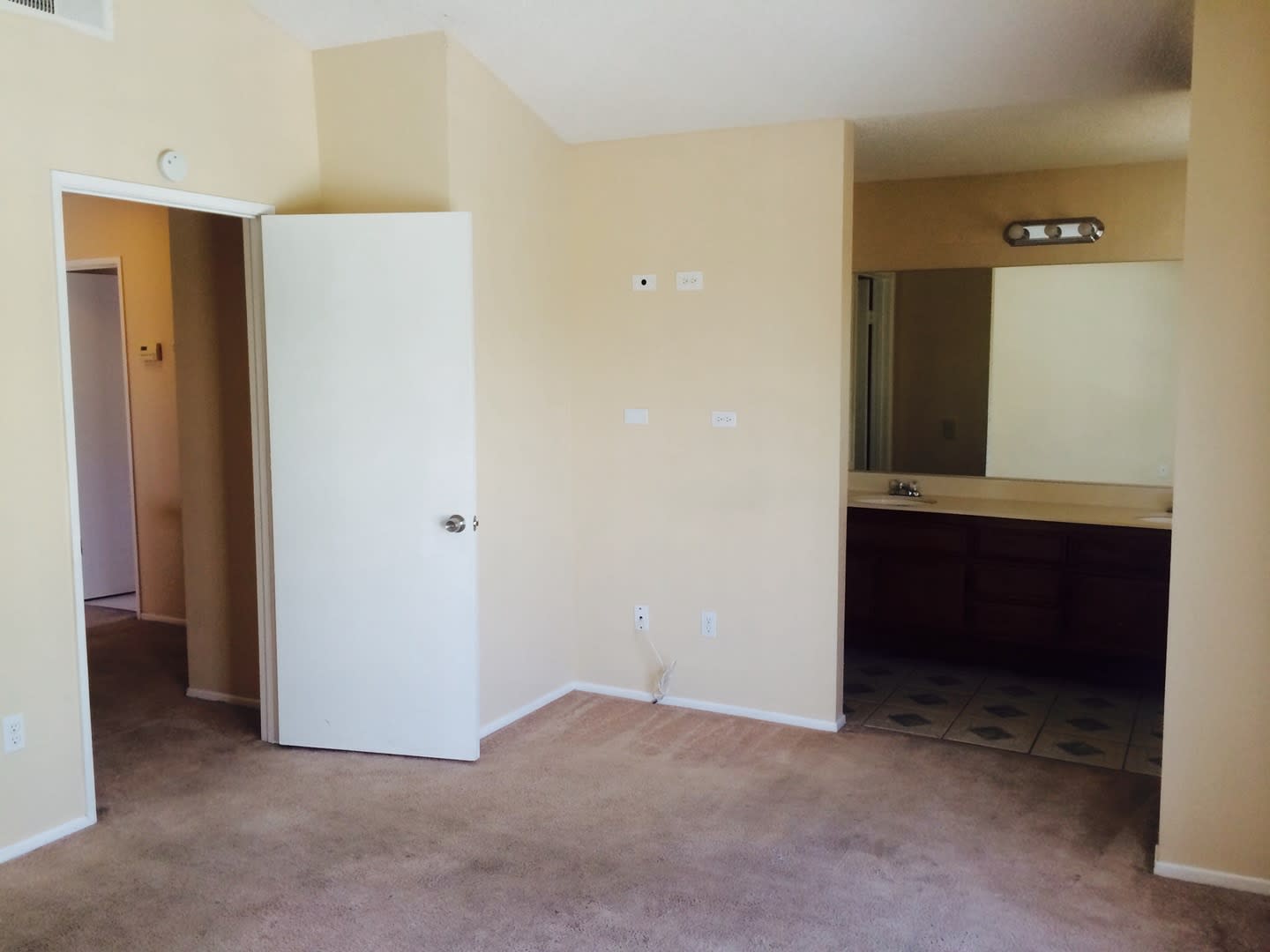 !! JUST REMODELED HOME AVAILABLE TODAYYY!! – photo 2