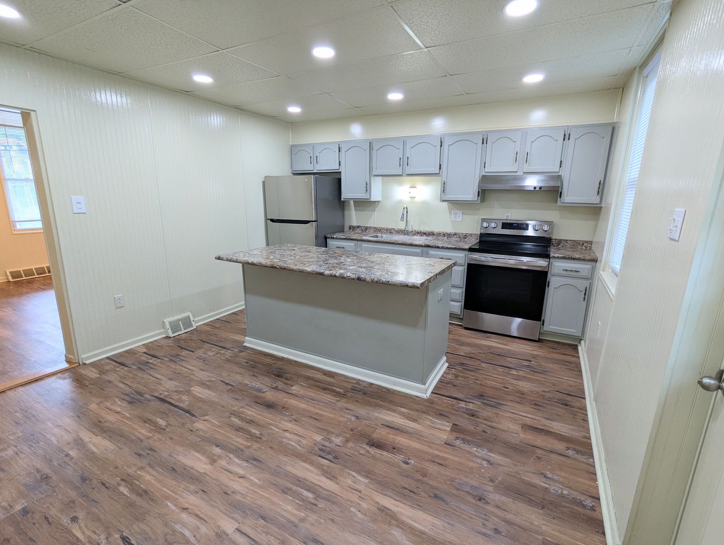 2 Bedroom 1 Bathroom Right Side Duplex (Brookline) – photo 3