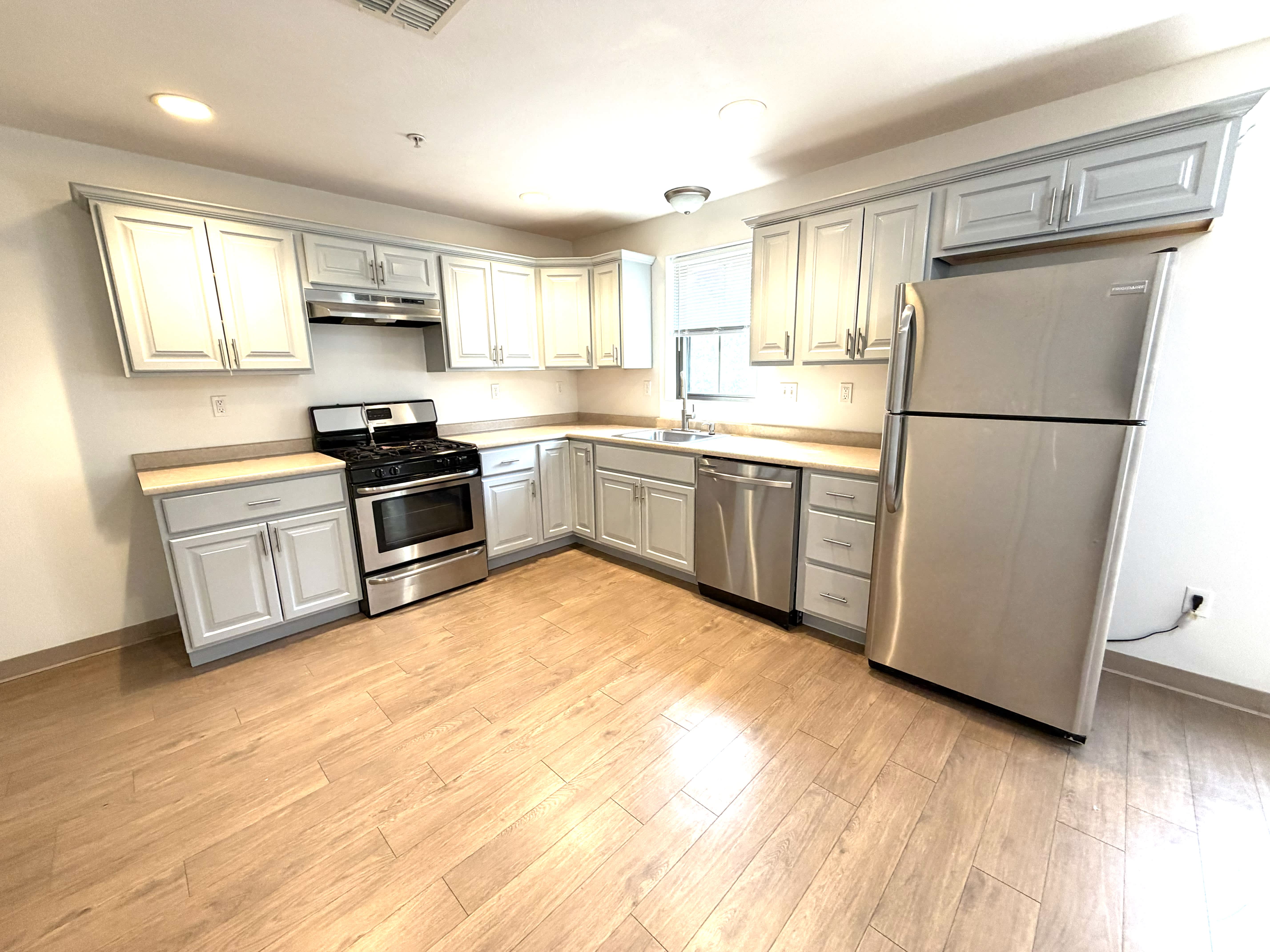 323 Washington St – photo 2