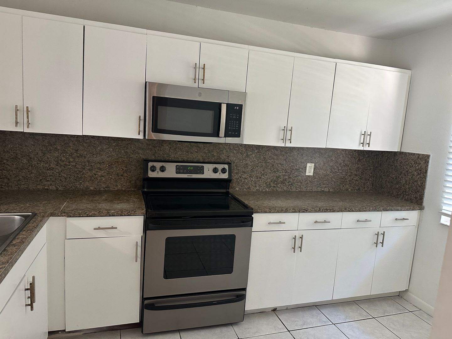 Large 3 bedroom 2 1/2 bath. – photo 3