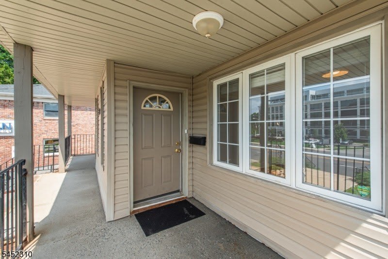 160 Bloomfield Ave – photo 2