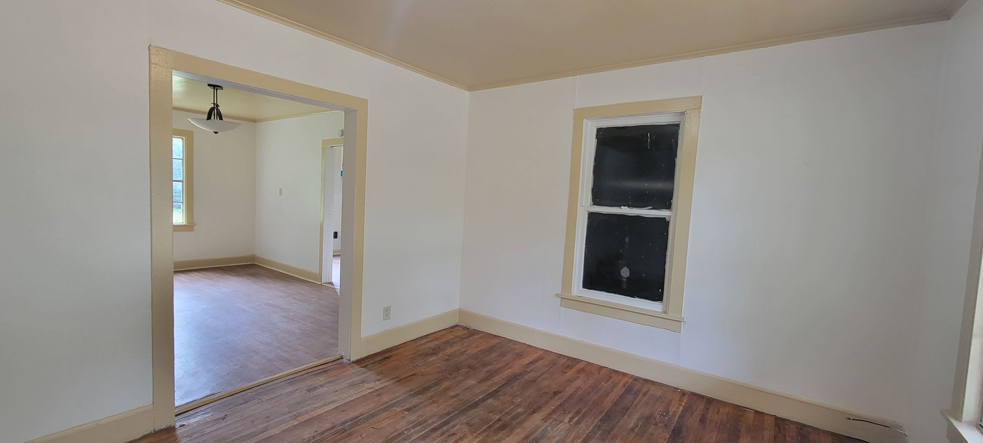 Nice 2 bedroom/1 bath home with Single Car Garage! – photo 3