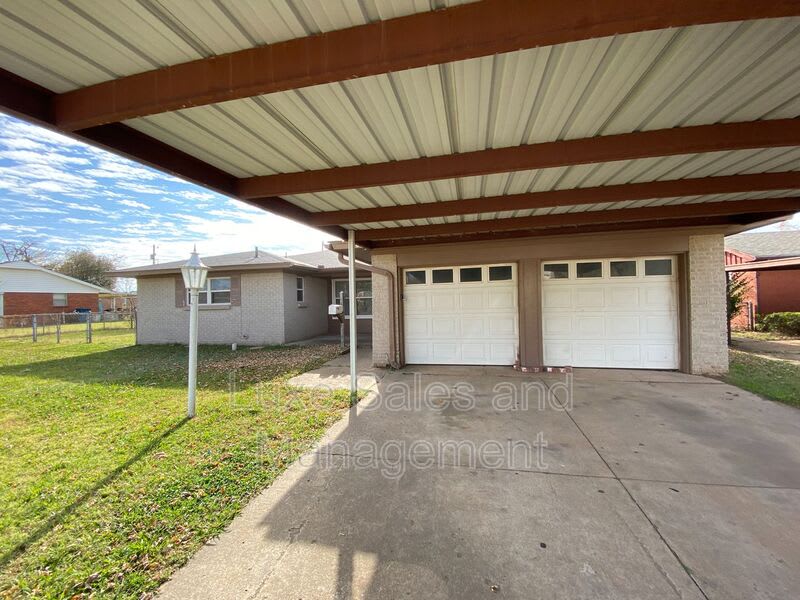 406 W. Douglas Dr – photo 2