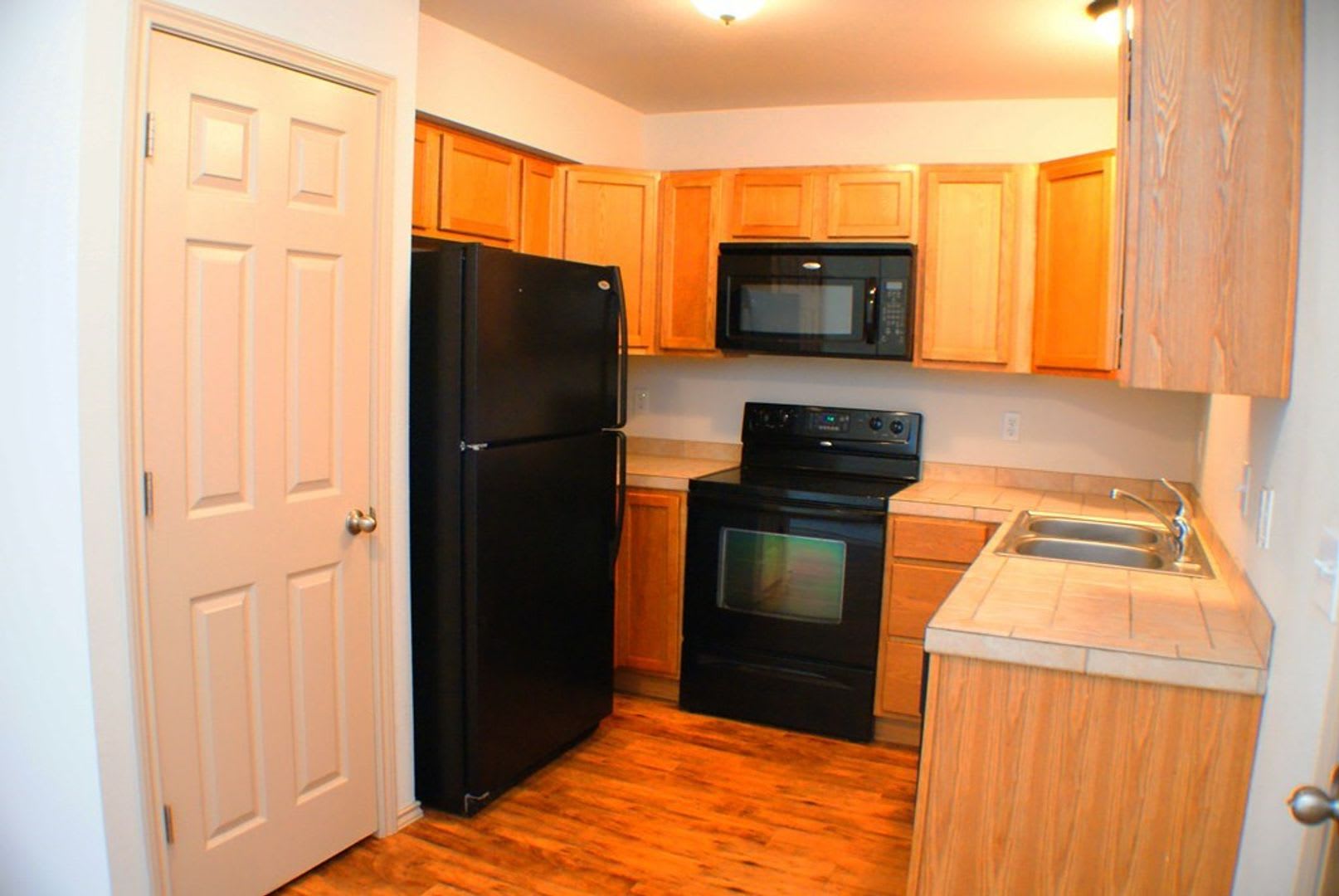 FOR LEASE!! Great location! – photo 2
