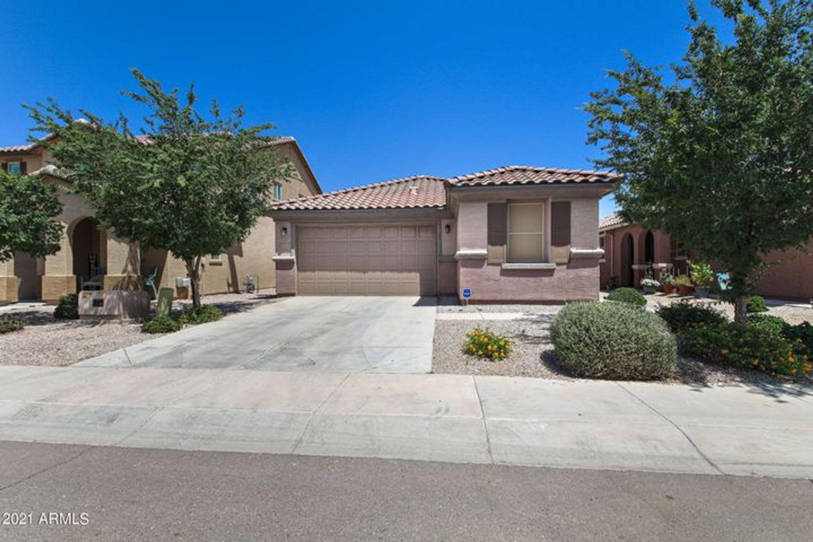 Gorgeous 3 bedroom, 2 bath plus a den on a premium view lot! – photo 2