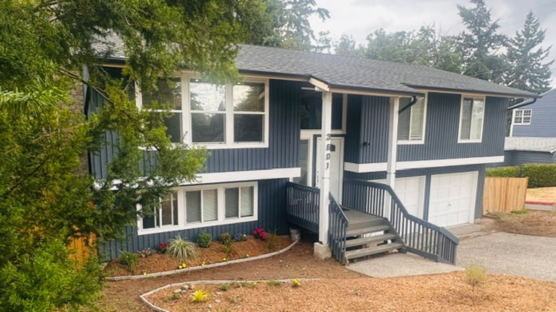 Beautifully remodeled 2 Story SFH 3-4 BD 2.5 BA+Large 2 car garage, Fenced Yard for rent – photo 1