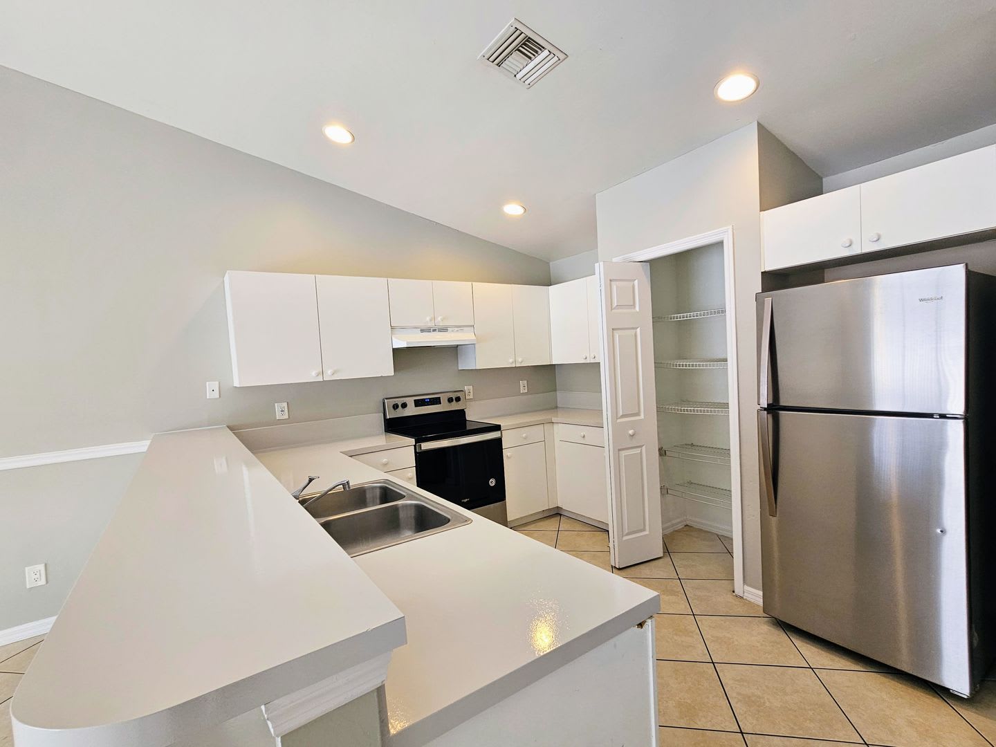 Well Maintained 3Br 2Ba W 1 Car Garage Attached Duplex Lawn Care And Salt Service Included Free Application – photo 3