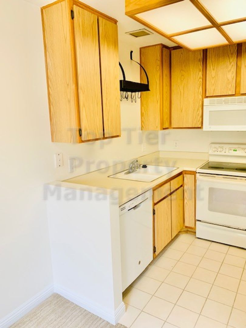 Beautiful 2 Bd/1 Ba, 806 sf upper unit condo located in very desirable La Jolla Colony community – photo 5