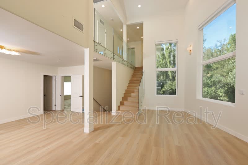 1827 Hill Drive – photo 1