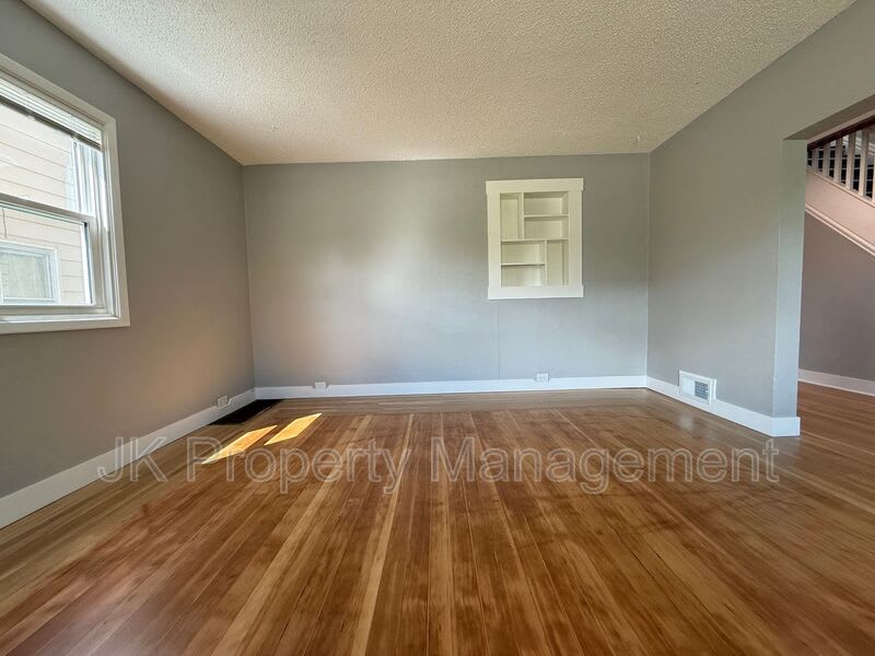 913 5th Ave N – photo 4