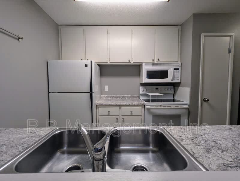 2800 Hamline Ave N – photo 3