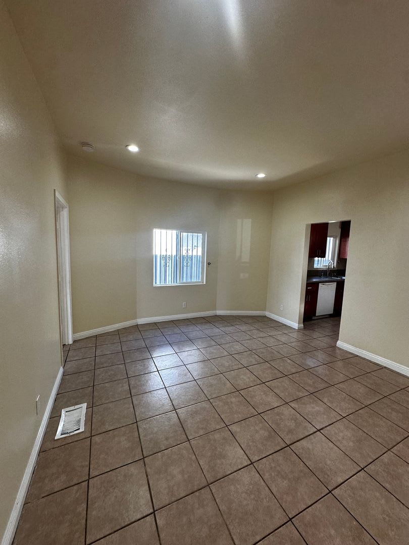 Welcome to 750 E 40th Pl – photo 2