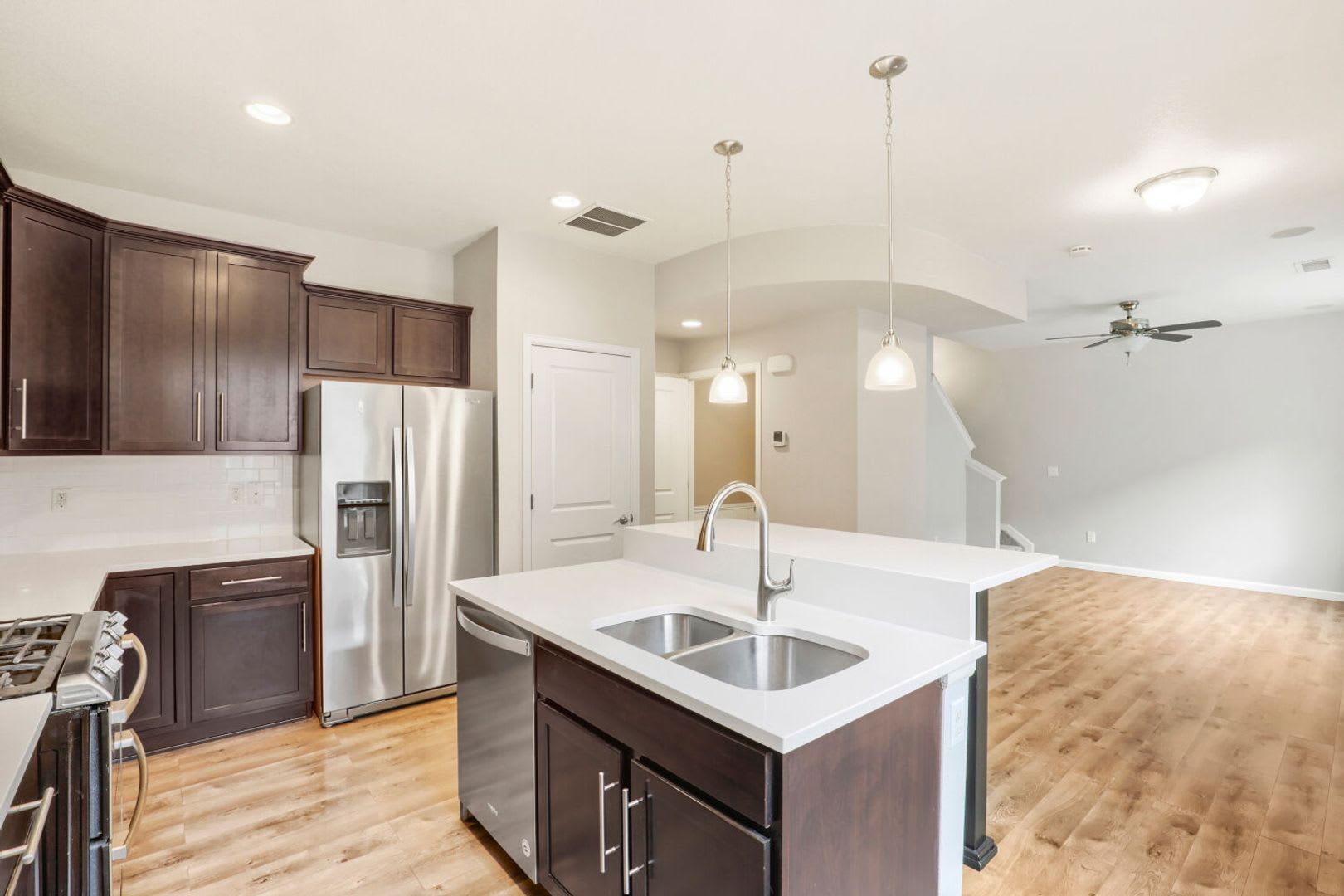 Evolve Real Estate: Charming 3-Bedroom, 3-Bathroom Townhome – photo 4