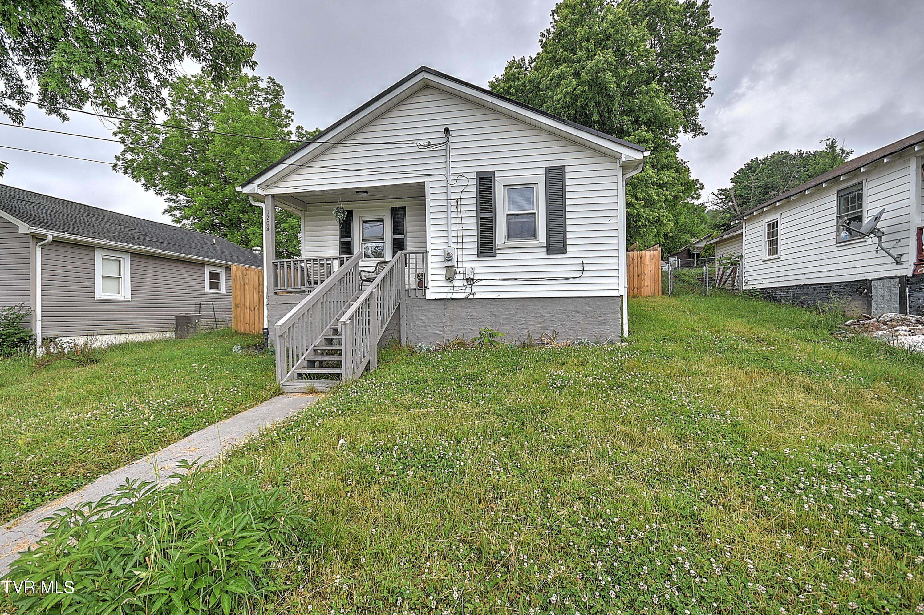 1208 Riverside Avenue – photo 3