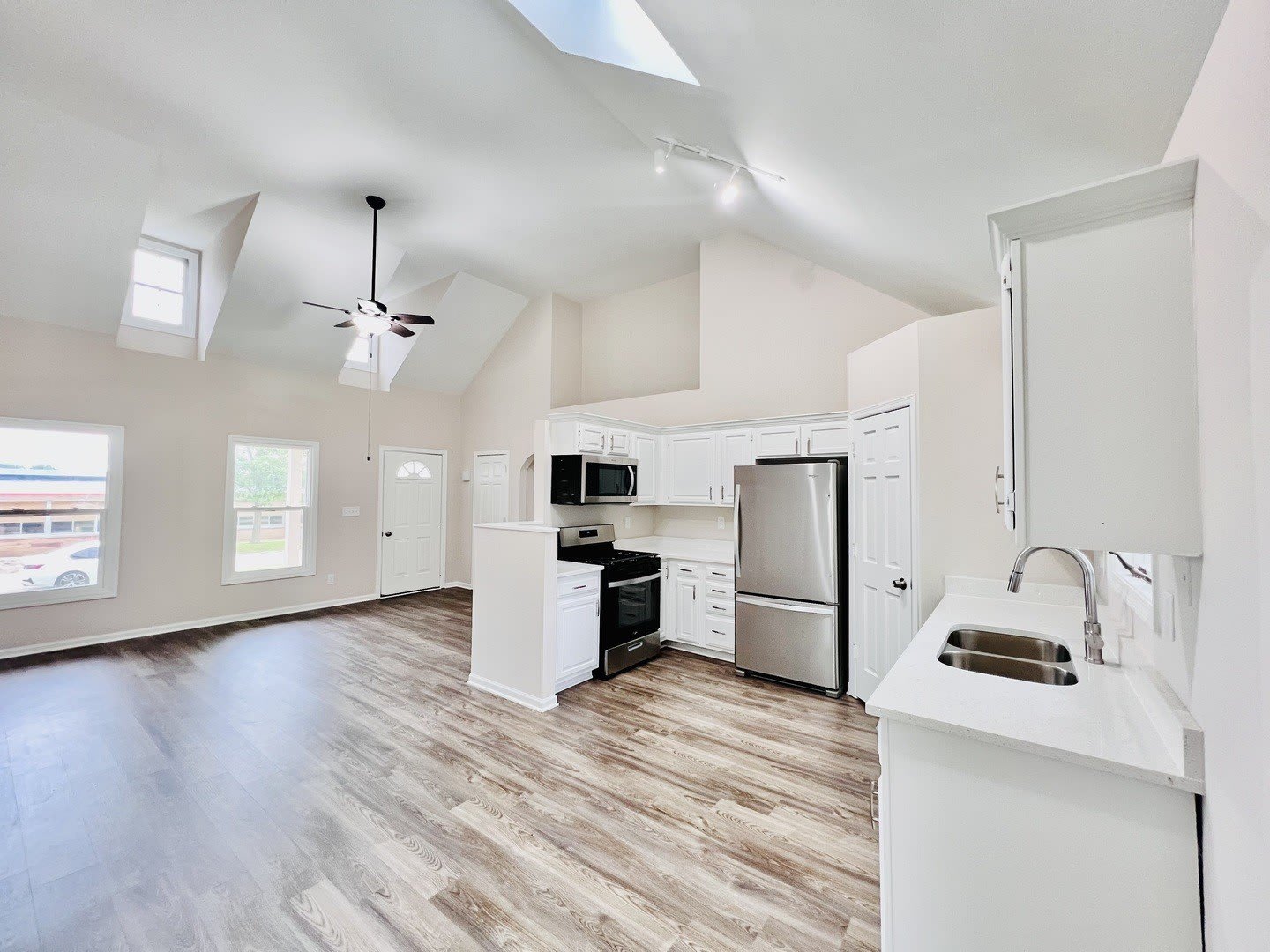 203 E Harrison Street – photo 3