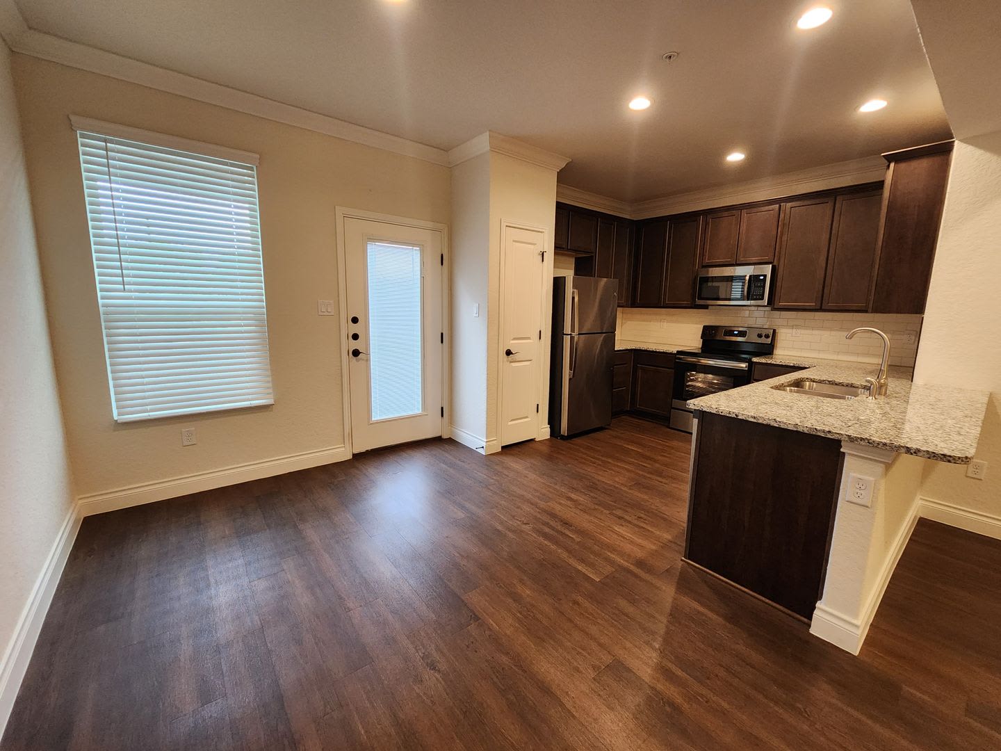 1 Month Free Rent 3 2 5 1 5 Fourplex Close To Ih35 For Commuters Fridge Washer Dryer Included Nbisd – photo 5