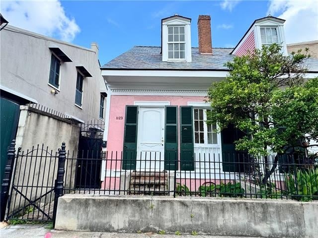 1123 BURGUNDY Street – photo 2