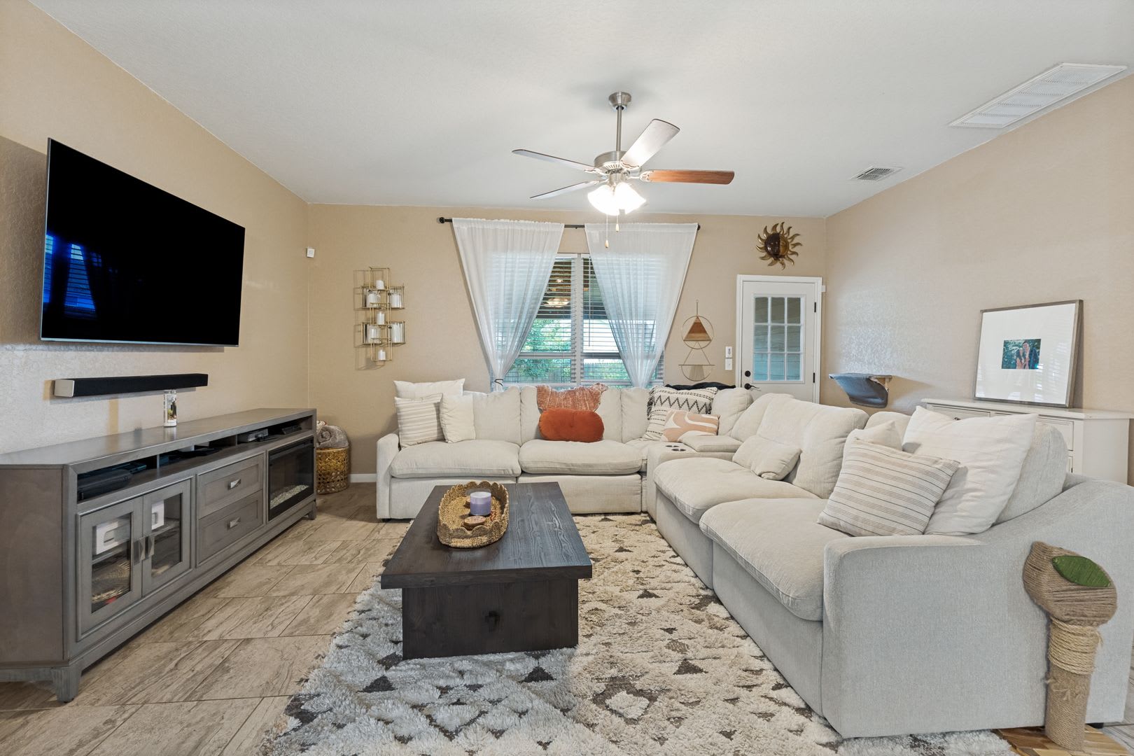 BEAUTIFUL 4-BEDROOM HOME IN NORTHEAST CROSSING – photo 5