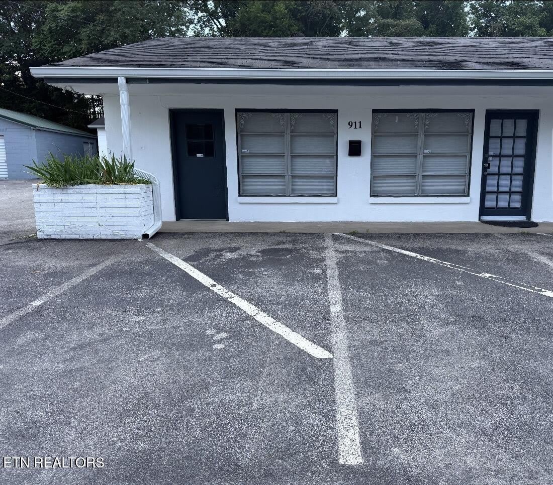 911 E Race St – photo 1