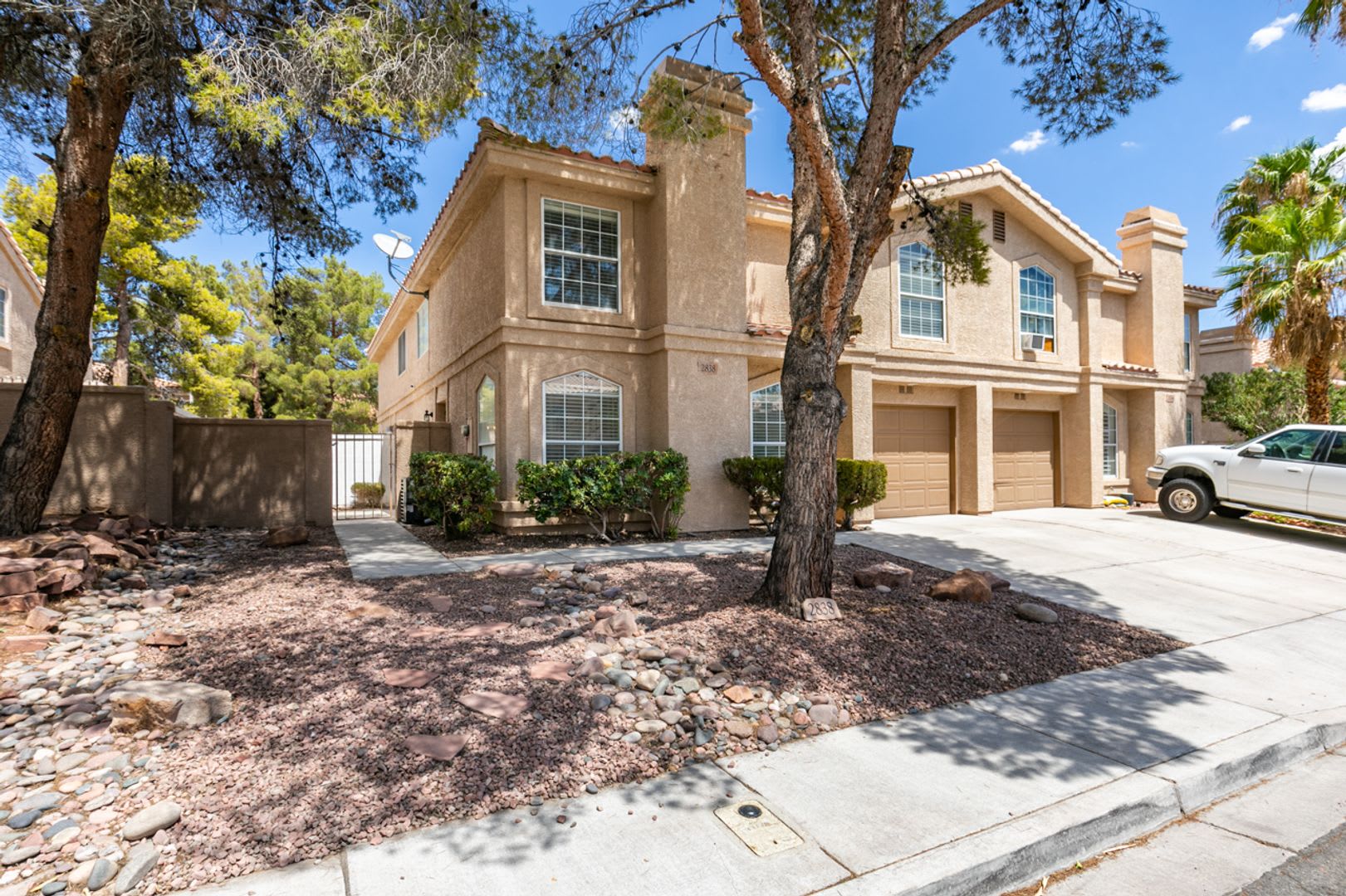 Beautifully Upgraded 3 Bedroom Green Valley Townhome With Stylish Designer Finishes – photo 3