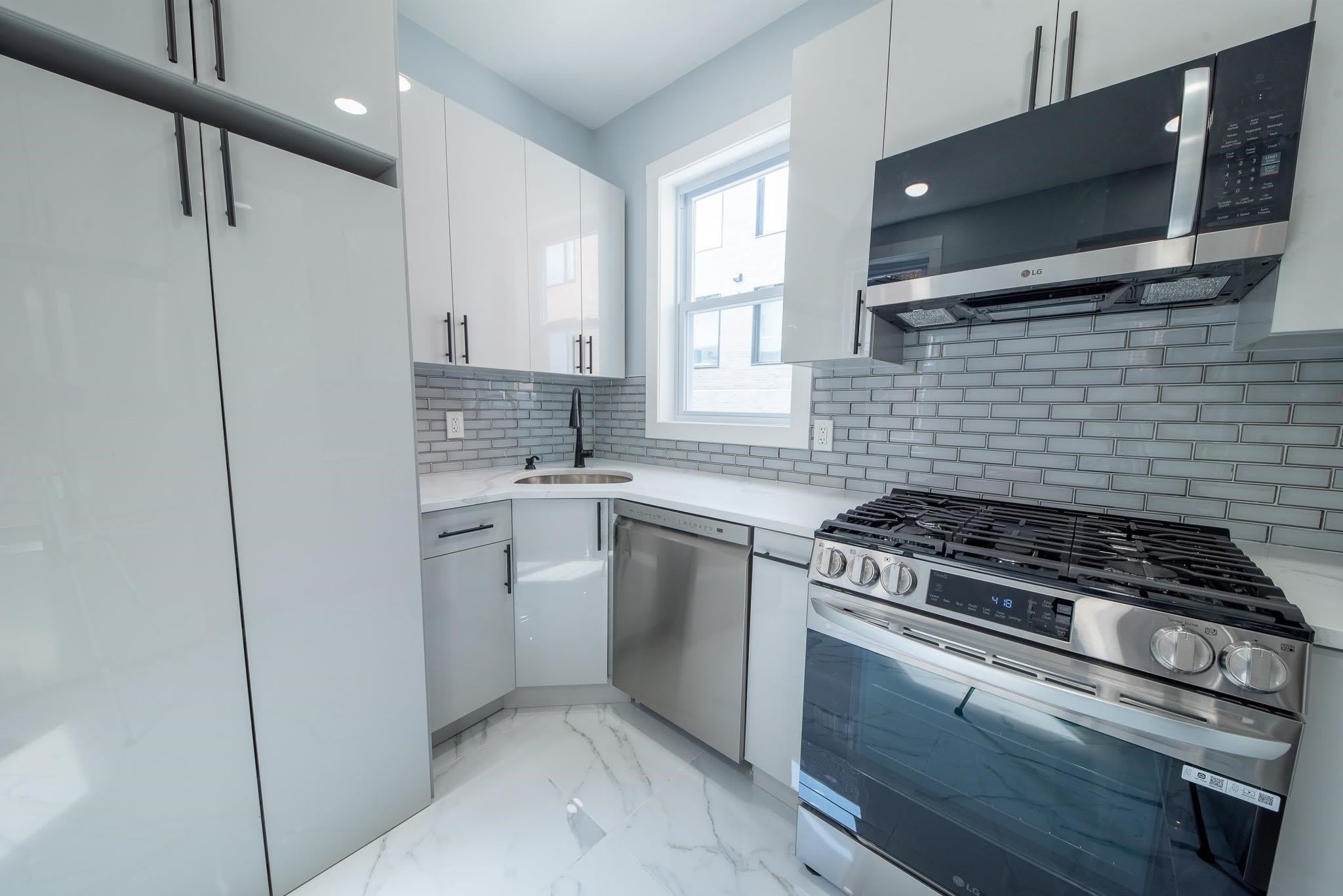 1409 MANHATTAN AVE – photo 4