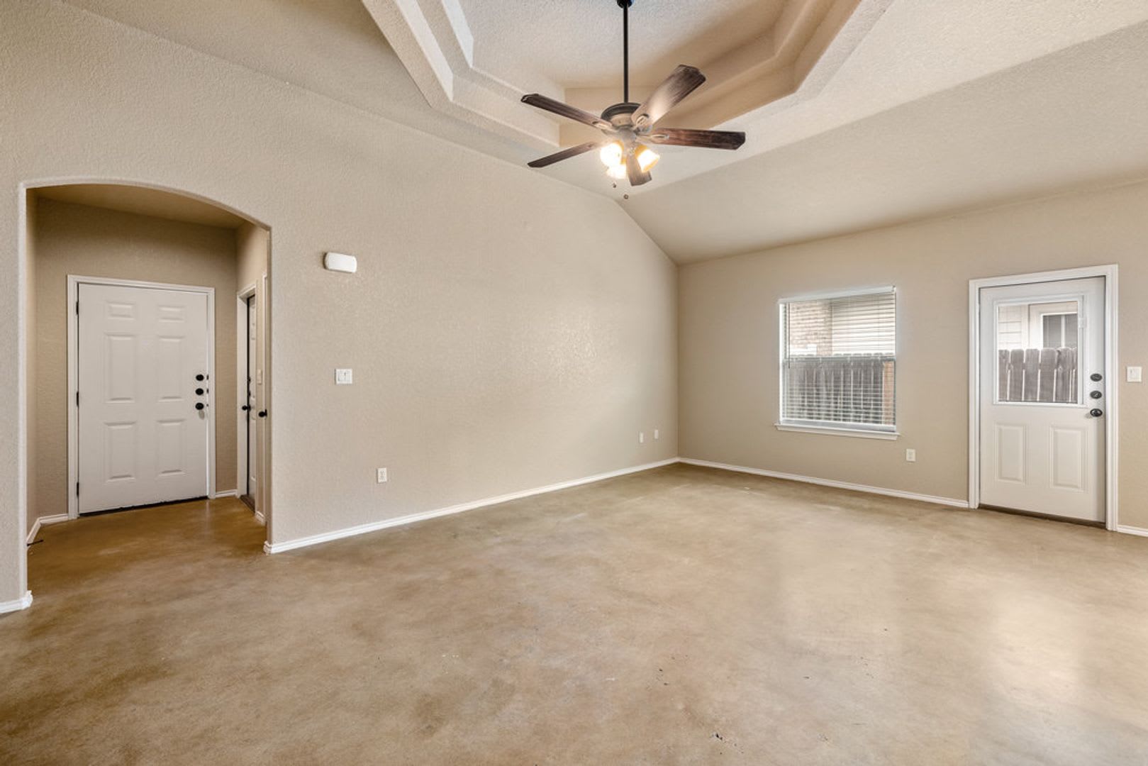 AVAILABLE NOW! NICE 3 BEDROOM DUPLEX IN NEW BRAUNFELS, TEXAS! – photo 3