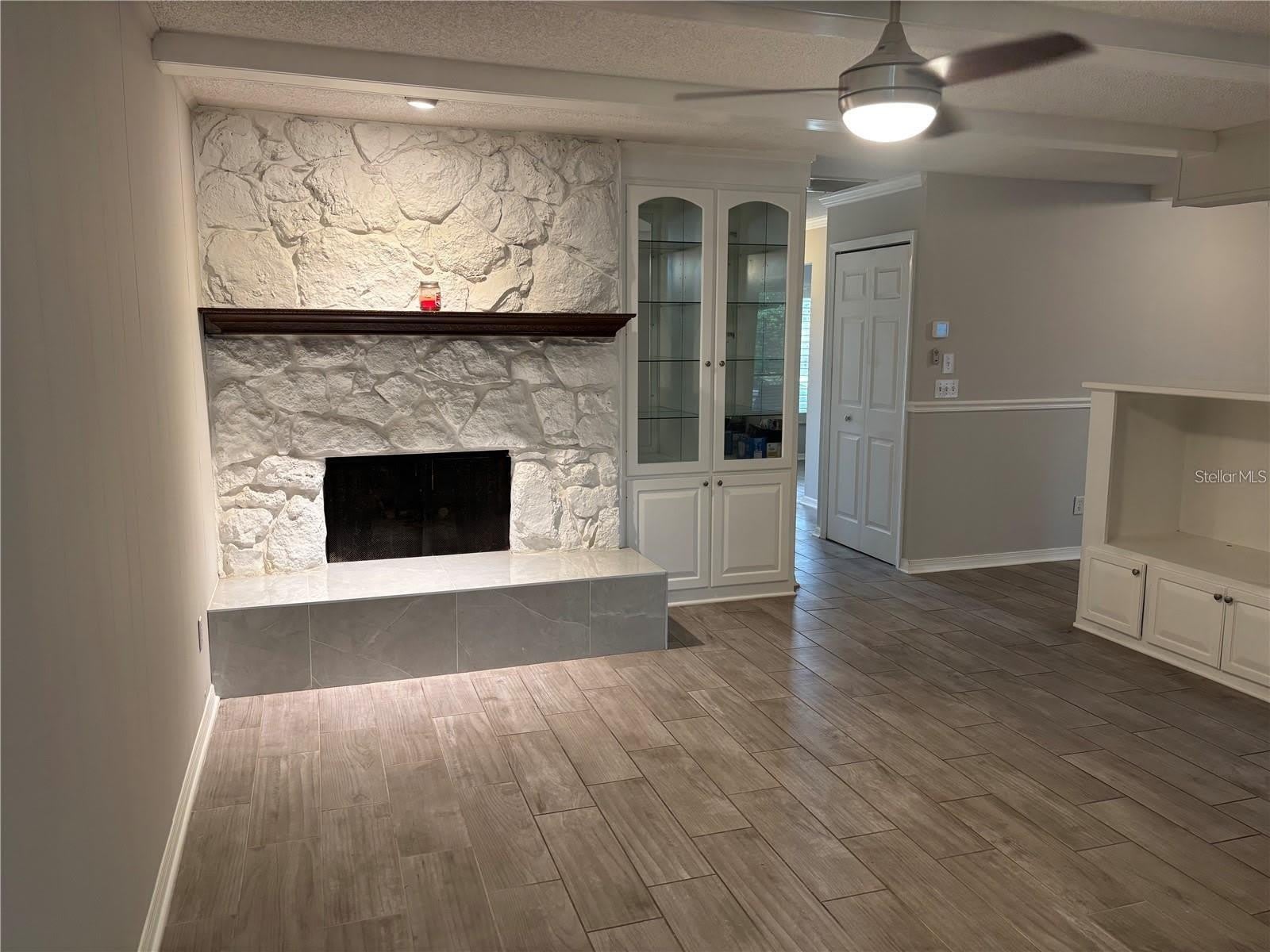 105 E COTTESMORE Circle – photo 5