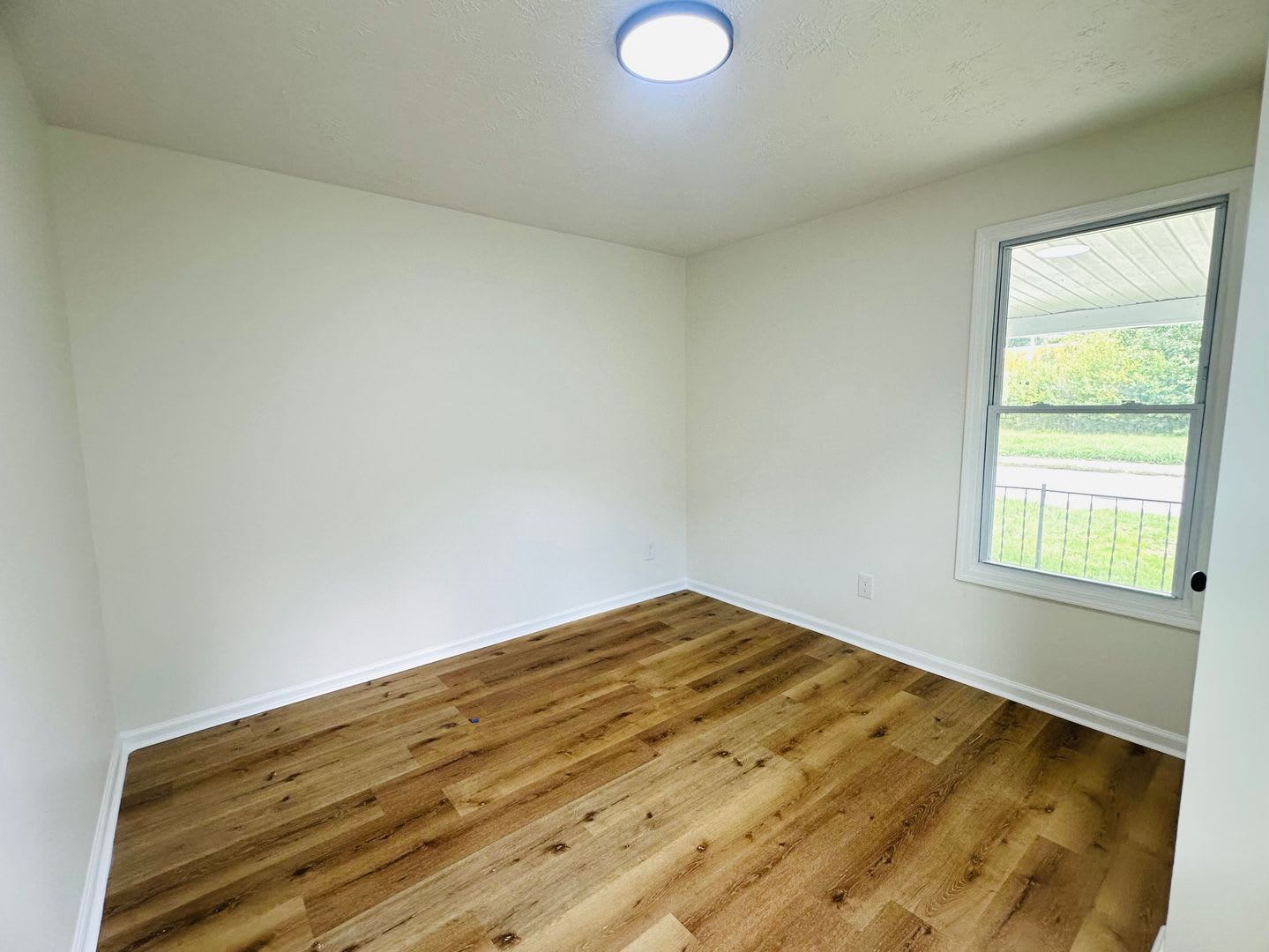 Convenient 2 Br 1 Ba Duplex Unit With Shared Front Porch – photo 4