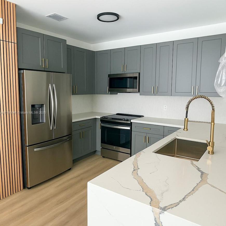 2121 NW 45th St – photo 1
