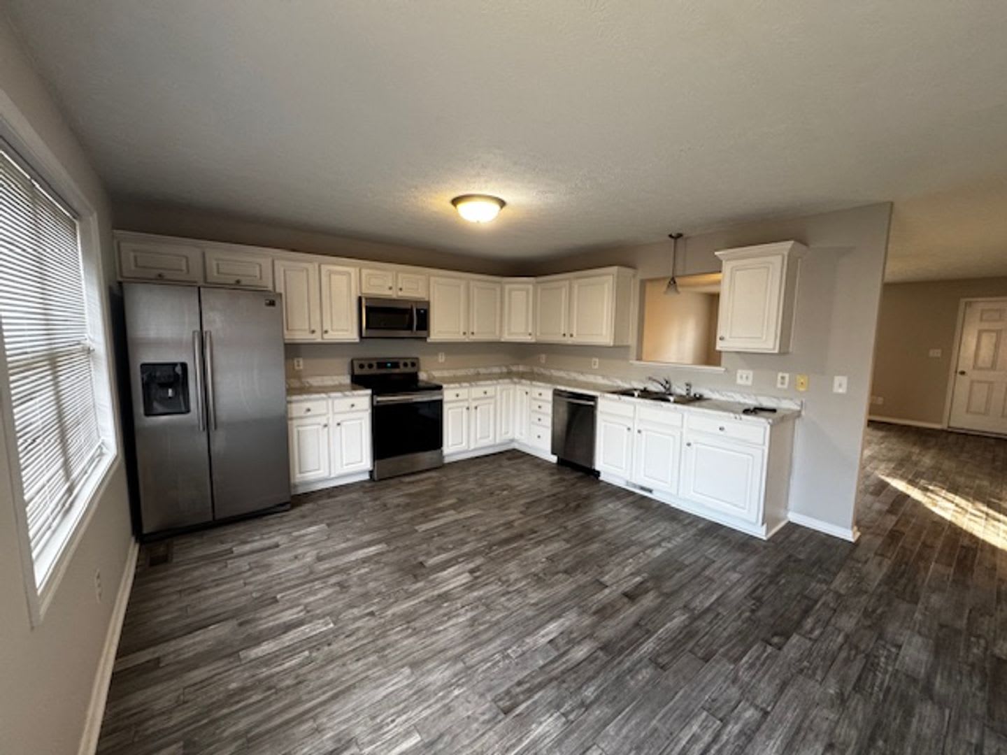 Townhouse in Wyndhurst with Finished Basement – photo 2