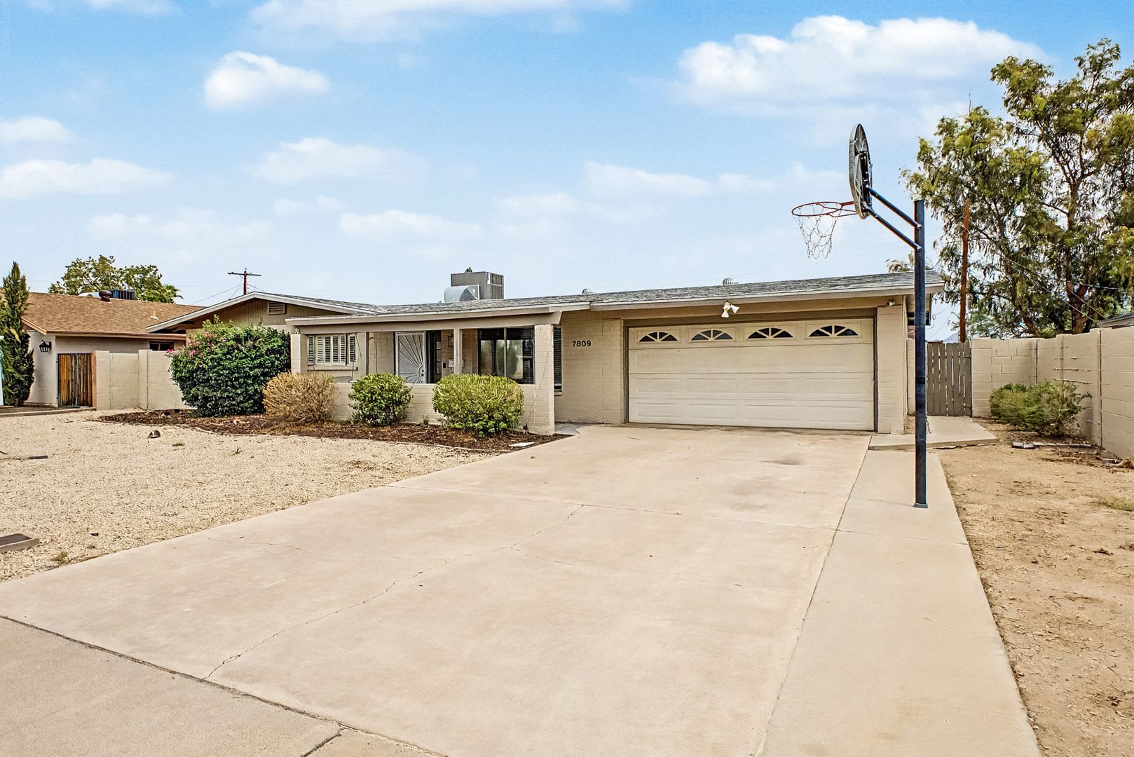 GORGEOUS 3Bed/2Bath Home w/Pool in NORTH GLEN SQUARE – photo 2