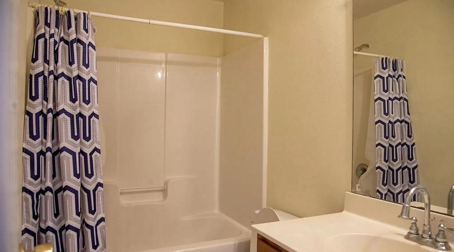 Room in 3 Bedroom Home at Plaza Walk Dr – photo 5