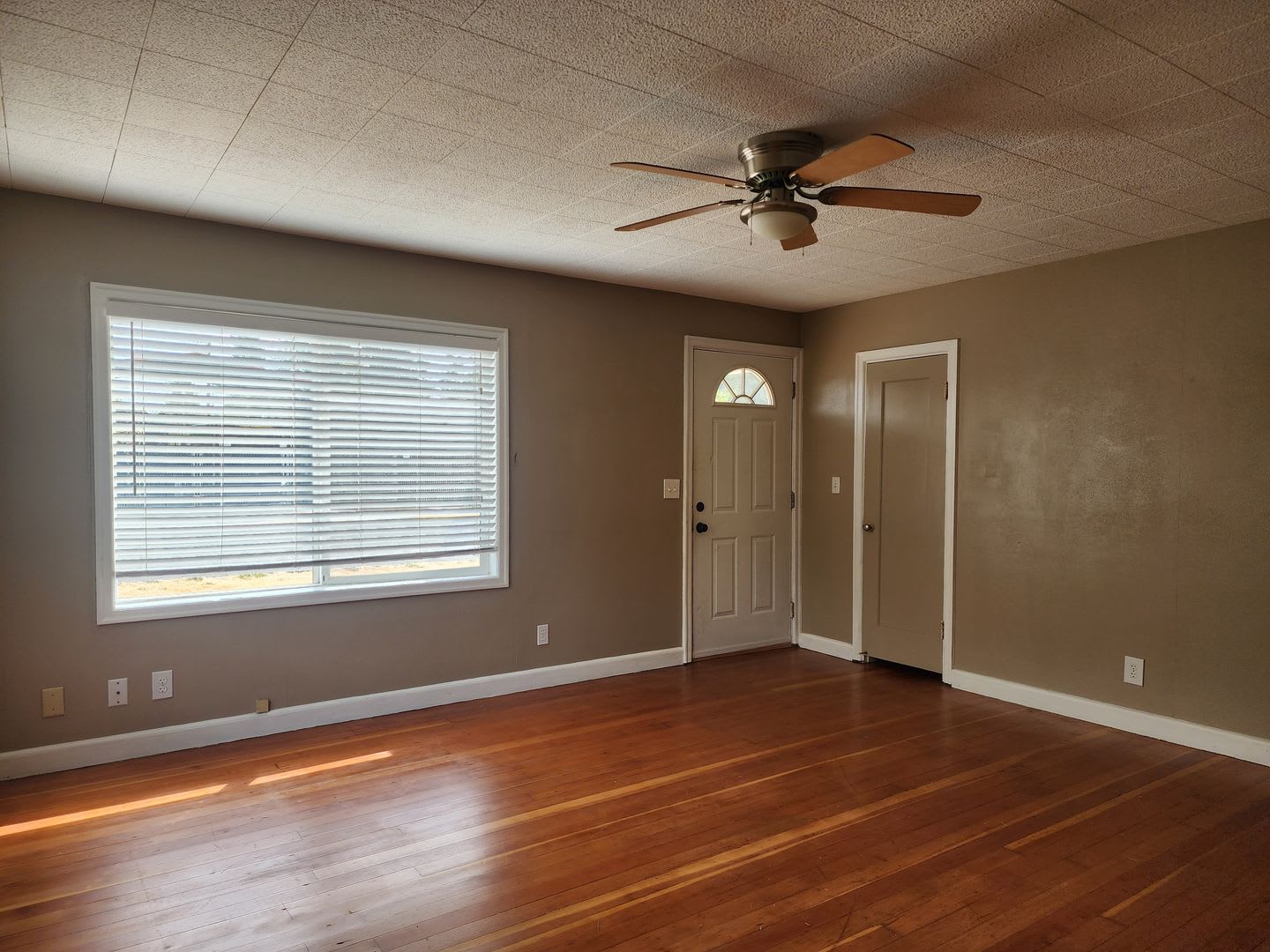 Cute Single Family Home Across from Memorial Park – photo 3
