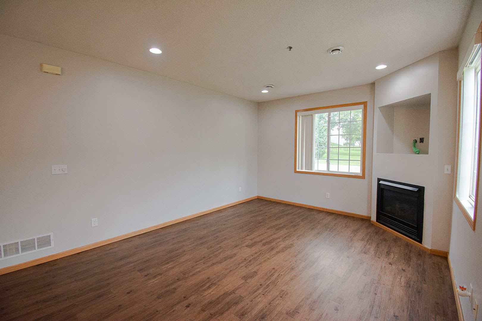 Rare 3 bedroom end unit Boulder Ridge townhome! – photo 3