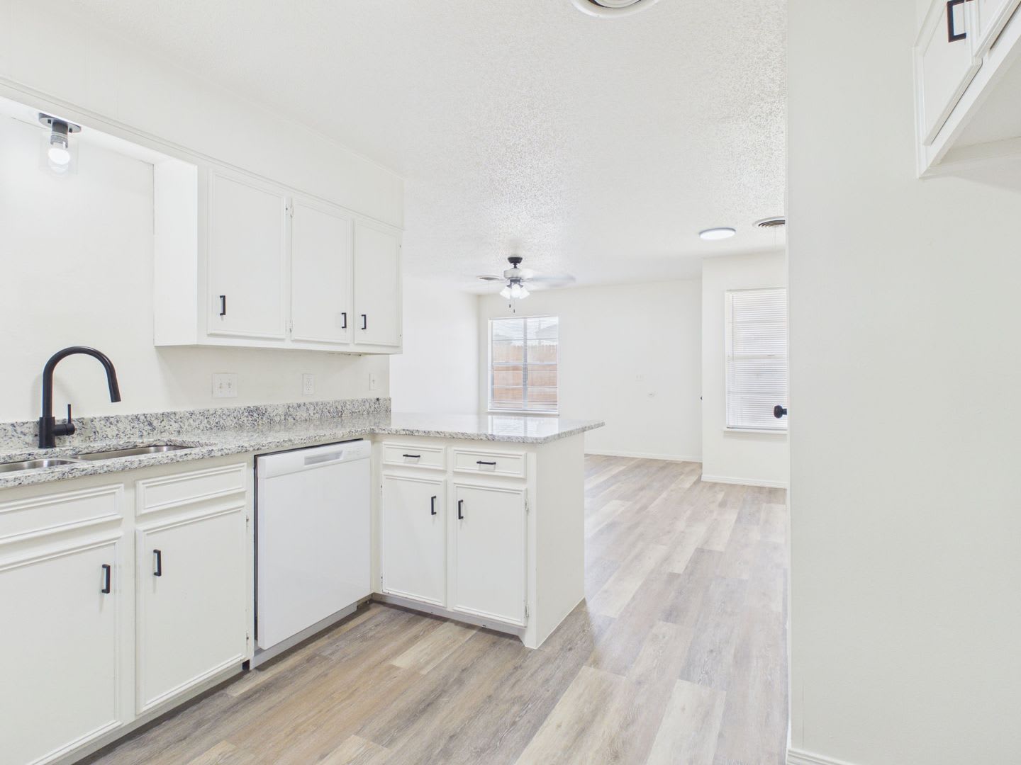 Adorable 2 Bedroom 1 Bath Close To Hospitals – photo 5