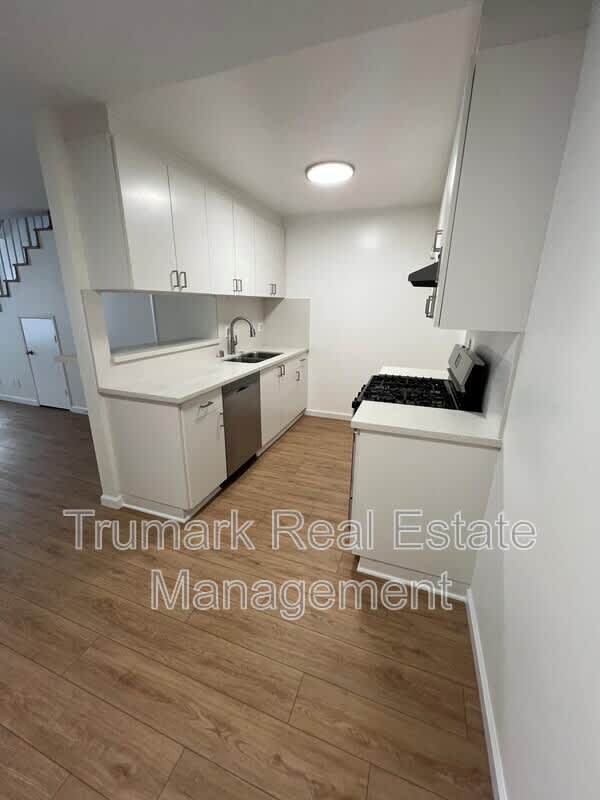 2713 Montrose Ave – photo 1