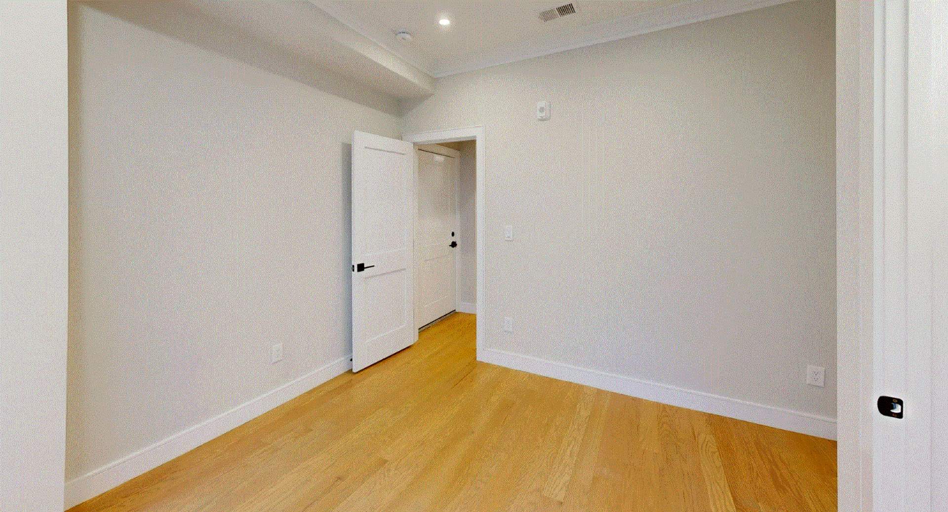 Charming 3 bedroom-No Broker Fee – photo 4