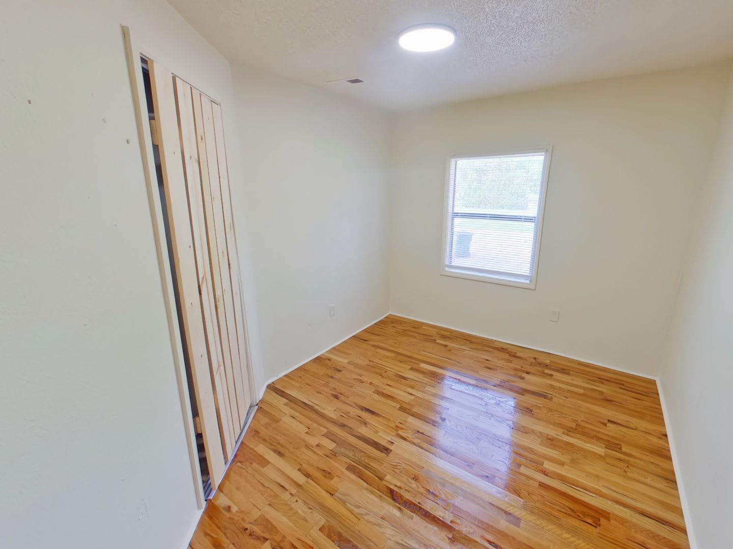 Pet-Friendly 3BR Home with Hardwood Floors & Large Backyard – photo 4