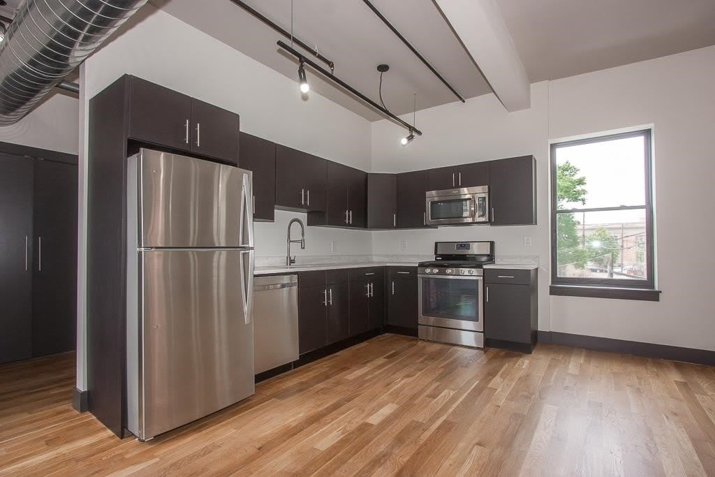 190 CHRISTOPHER COLUMBUS DR – photo 4