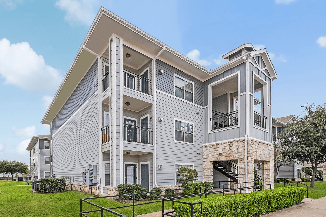 Frontier East Apartments – photo 4