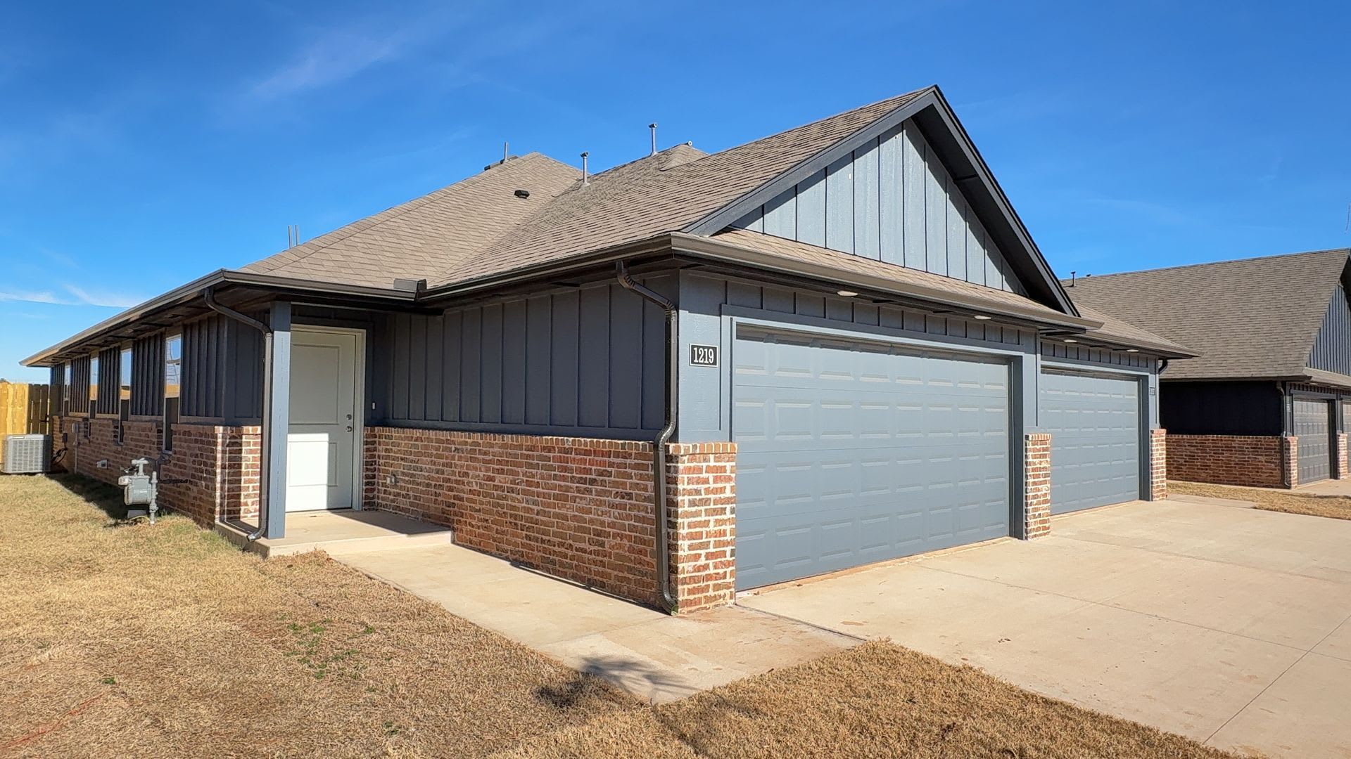 Welcome To Masonwood Featuring This 3 Bedroom 2 Bath 2 Car Garage Duplex In A Great Location Close To The Broadway Extension And Only 8 Minutes From Downtown Okc – photo 1
