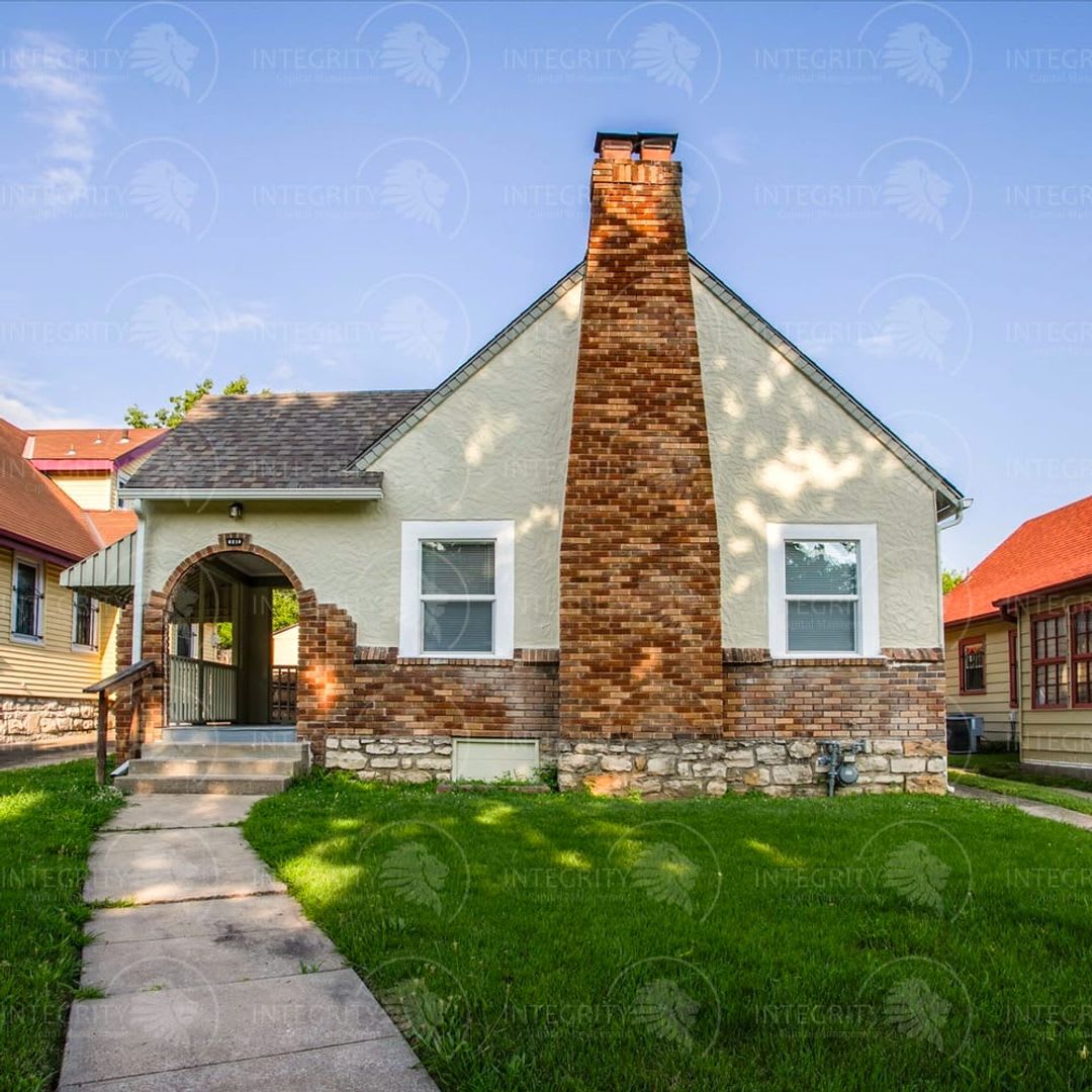 Charming 2 Bedroom Tudor Bungalow with Character to Spare! 6210 Agnes Ave, Kansas City, MO 64130 – photo 2