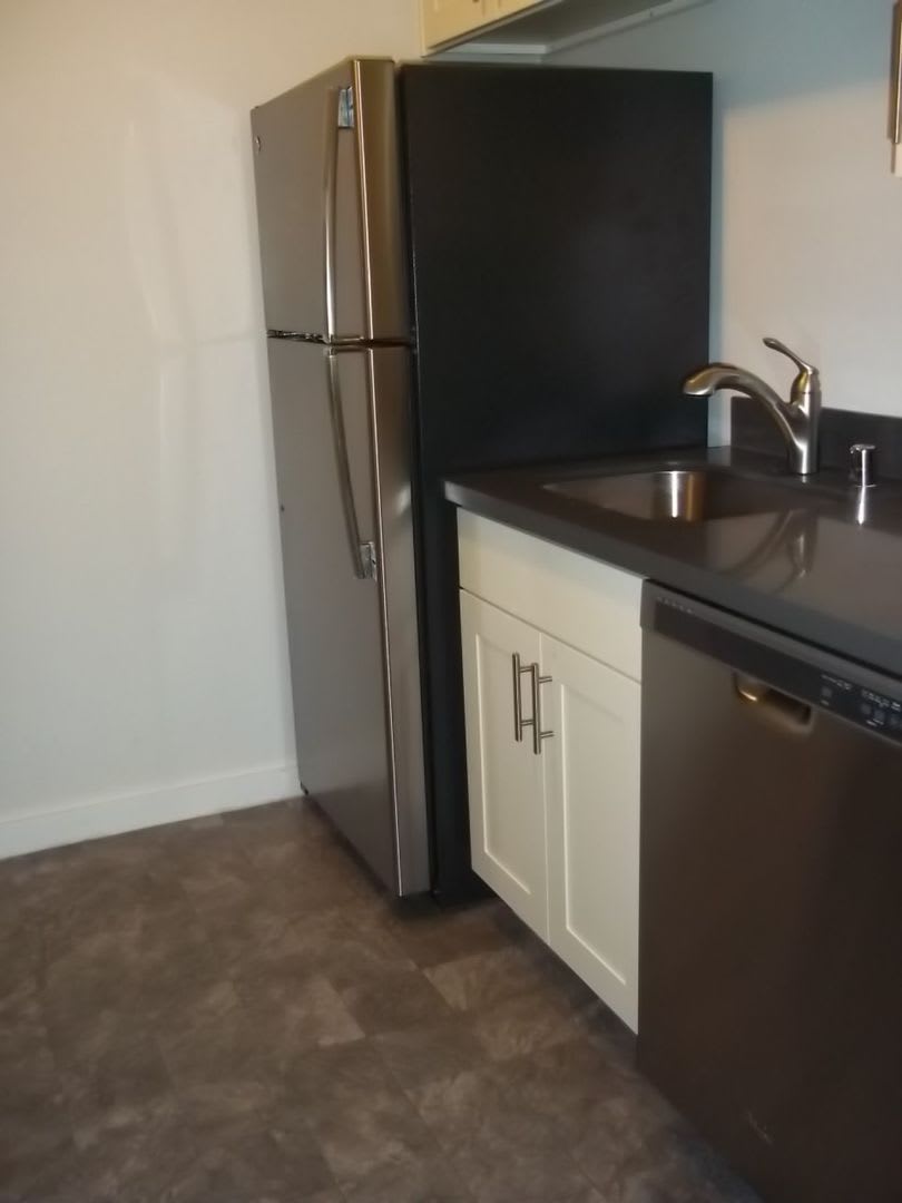 Ground Floor unit with a nice upgrade and small fenced Patio – photo 5